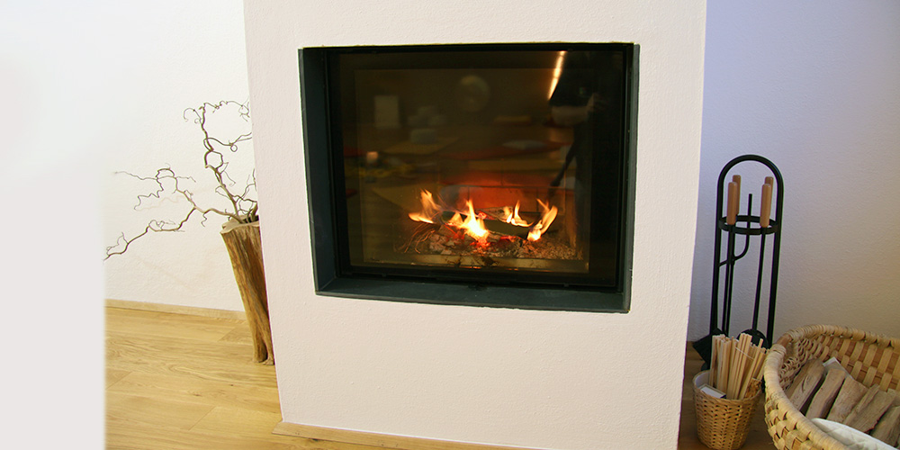 ko_sichfeuertuer2985 Kaminheizanlage mit hochschiebbarer Türe