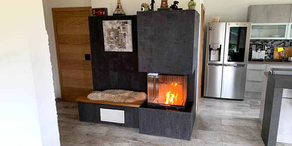Kaminheizeinsatz mit einzigartiger Frescooberfläche schimmernd mattes schwarz-blau-metallicOberflaeche_schimmMatt_schwarz-blau-metallic Kaminheizeinsatz mit einzigartiger Frescooberfläche schimmernd mattes schwarz-blau-metallic