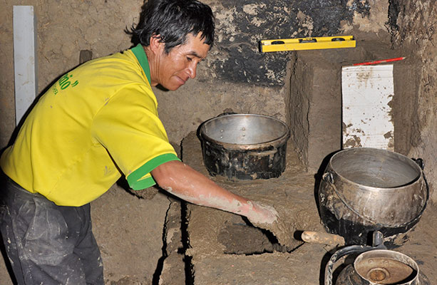 Lehm-Kochofen - Cocina de barro, Foto Ayuda Andina e.V.