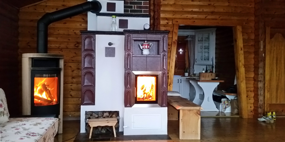 Kombi Kachelofen mit Teewärmer im Blockhaus