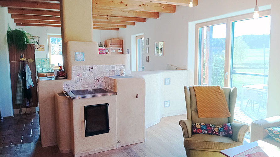 Kachelofen mit Herdfunktion, Lehmoberfläche