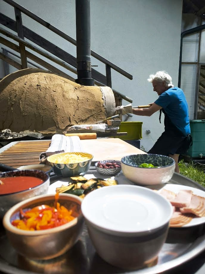 Ofenflüsterer Richard Jussel mit dem IGNIS Gartenbackofen